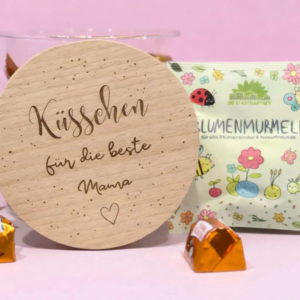 Küsschen für die beste Mama – Glas mit graviertem Holzdeckel Lieblingsschuppen.de