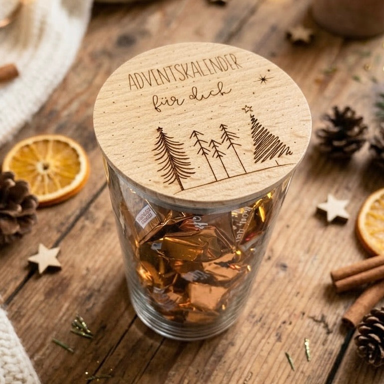 Graviertes Glas mit Holzdeckel als DIY-Adventskalender zum Selbstbefüllen – festlich verziert für die Vorweihnachtszeit.