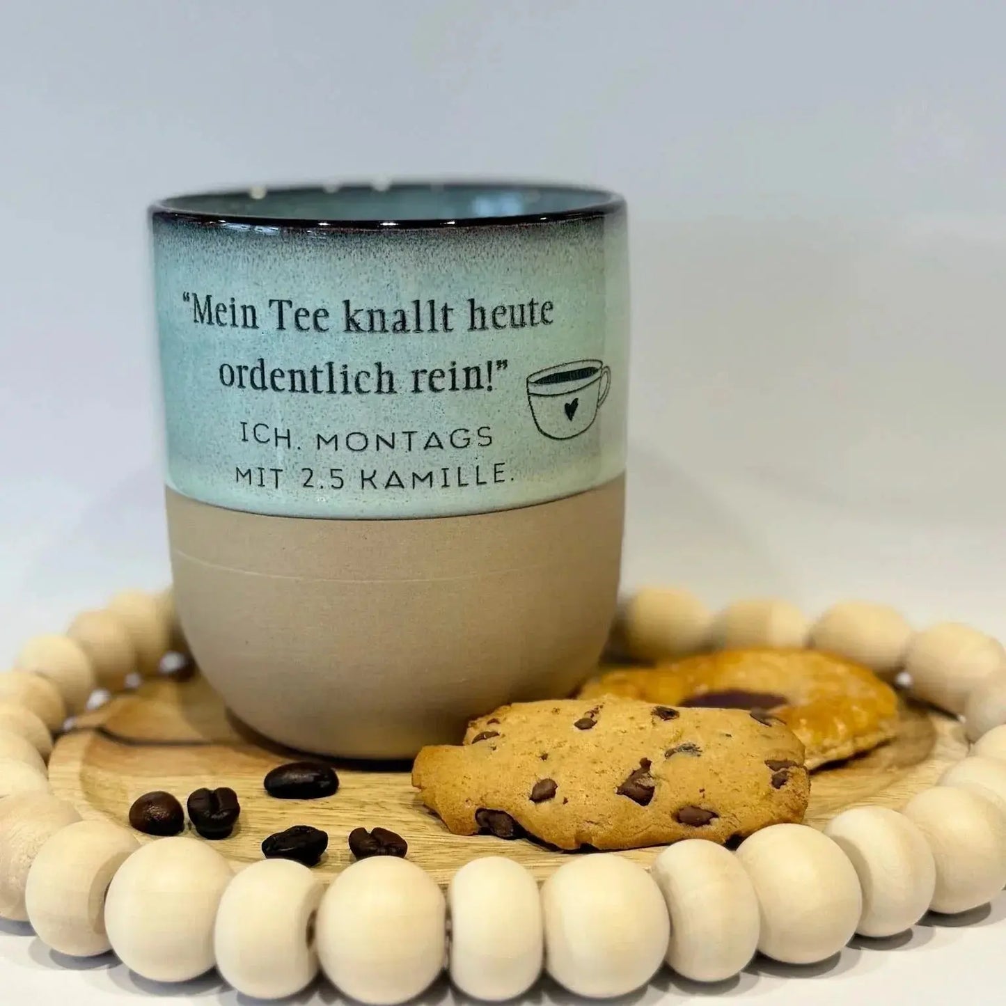 Personalisierte Tasse mit witzigem Tee-Spruch, Keksen und Kaffeebohnen von Lieblingsschuppen.de