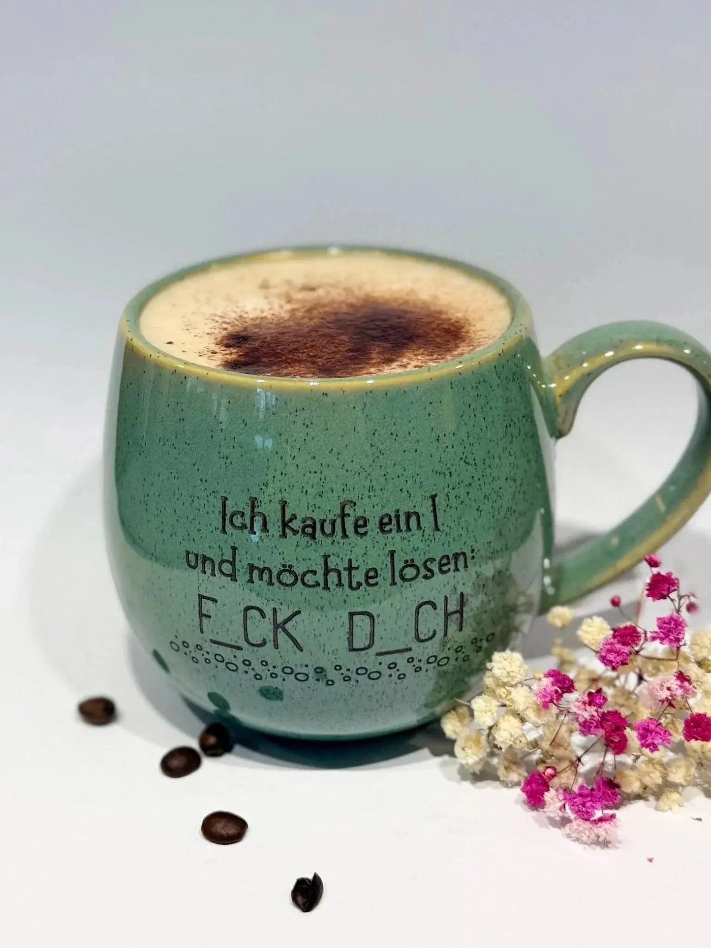 Grüne Kaffeetasse mit witzigem Spruch, Kaffee, Blumen und Kaffeebohnen, personalisierte Geschenkidee