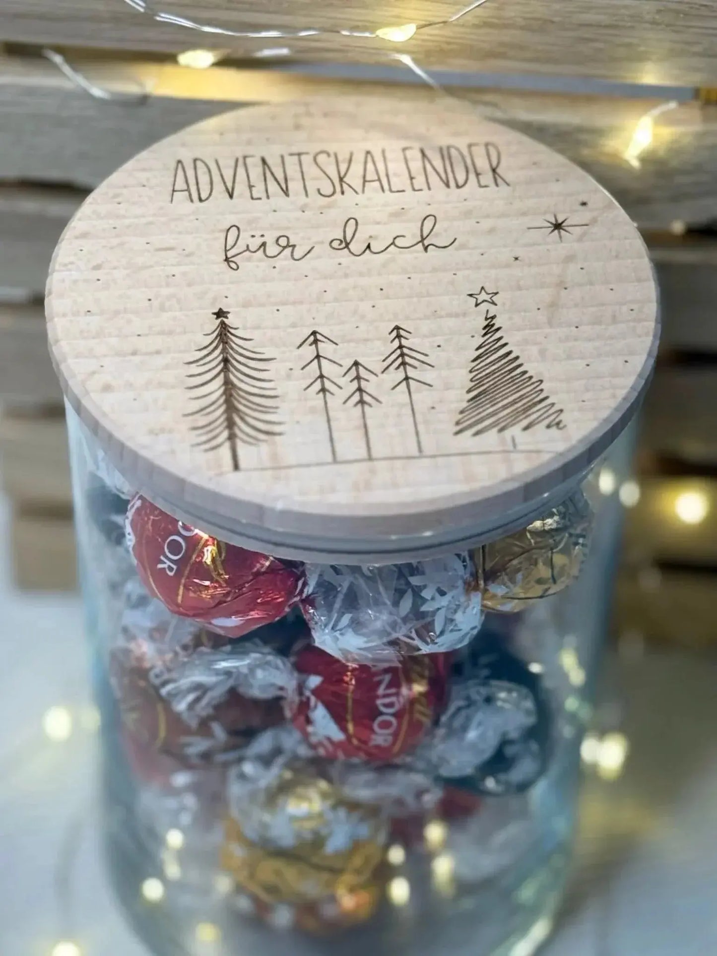 Personalisierter Adventskalender im Glas mit Lindor Kugeln und graviertem Holzdeckel, Lieblingsschuppen.de