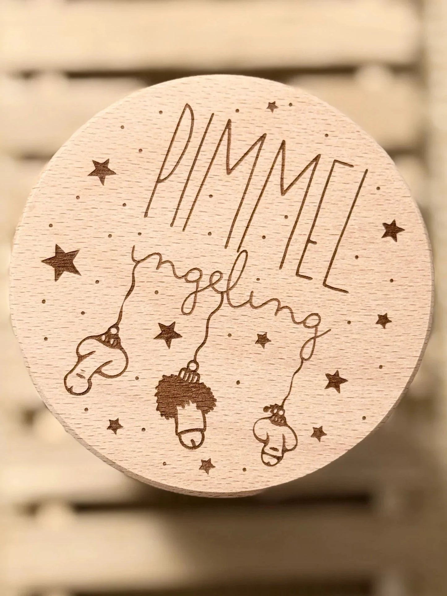 Runde Holzbox mit witziger Gravur und Sternen, Geschenkidee von Lieblingsschuppen.de