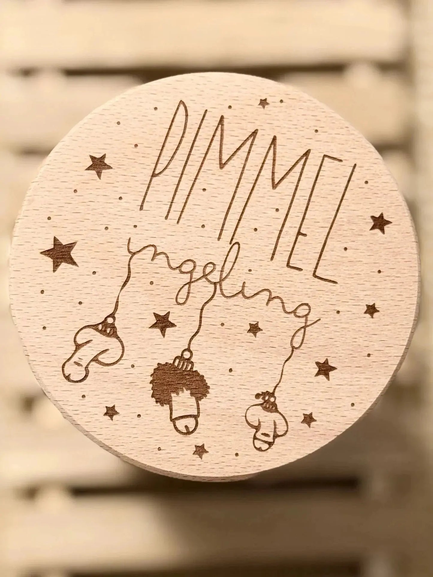 Runde Holzbox mit witziger Gravur und Sternen, Geschenkidee von Lieblingsschuppen.de