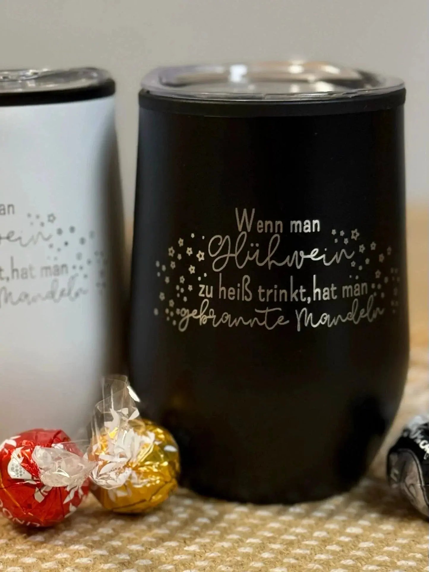 Personalisierter schwarzer Thermobecher mit Gravur, Glühwein-Spruch und Pralinen, Lieblingsschuppen.de Geschenkidee