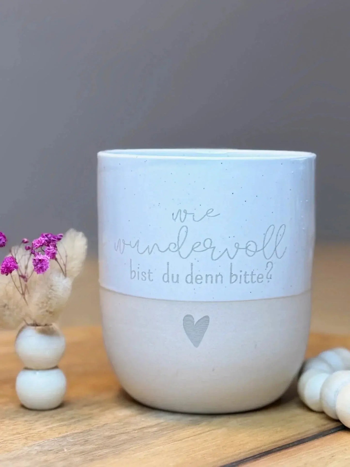 Personalisierte Tasse mit Gravur „wie wundervoll bist du denn bitte?“ auf Holz, Lieblingsschuppen.de