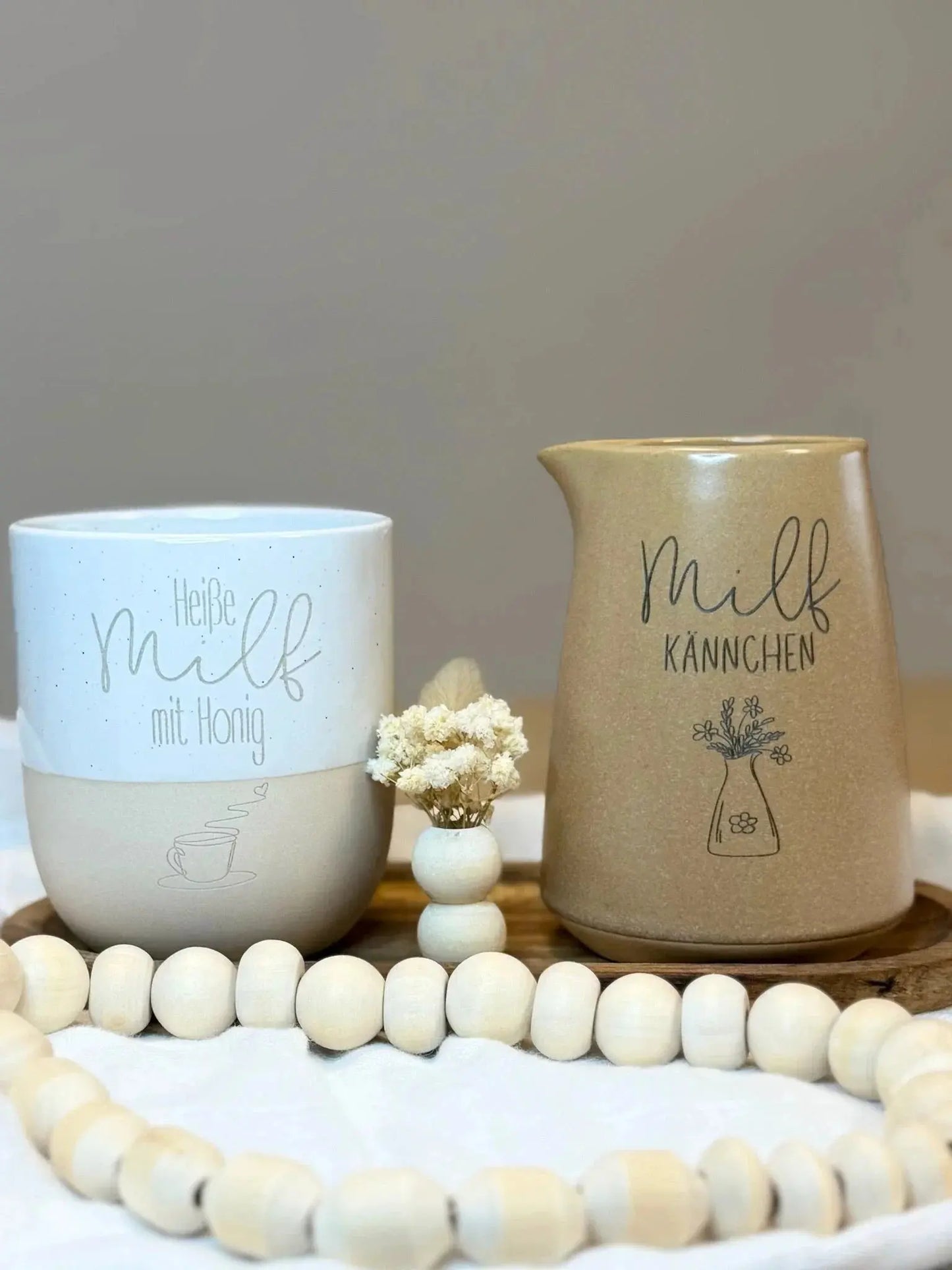 Zwei personalisierte Tassen aus Keramik mit Gravur auf Holztablett, dekorative Perlenkette, Lieblingsschuppen.de Geschenkidee