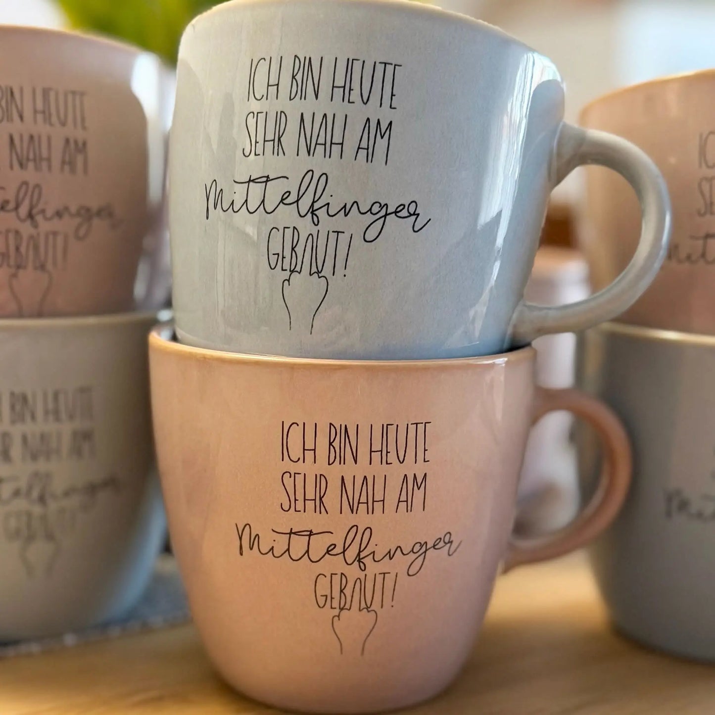 Lustige Tasse „Nah am Mittelfinger gebaut" – Steinzeug 420ml Lieblingsschuppen.de