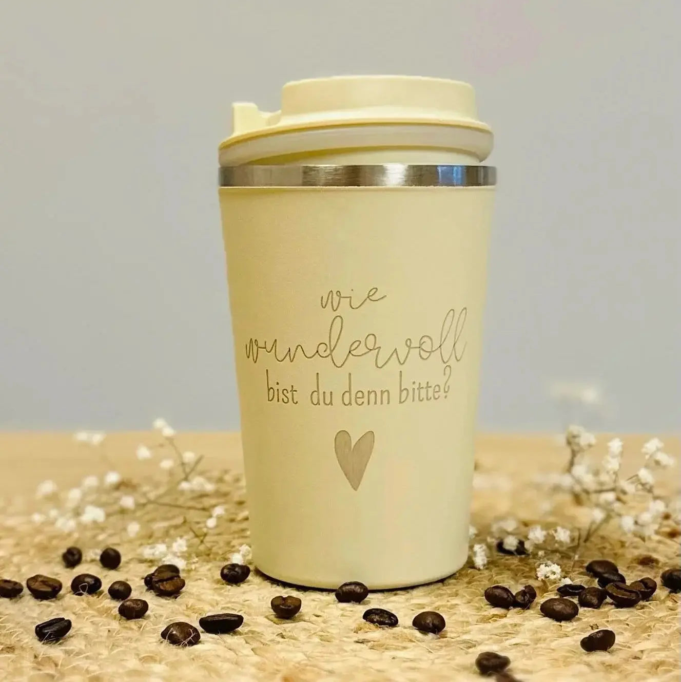Personalisierter Kaffeebecher mit Gravur, Herz-Motiv, Kaffee, Bohnen, Lieblingsschuppen.de