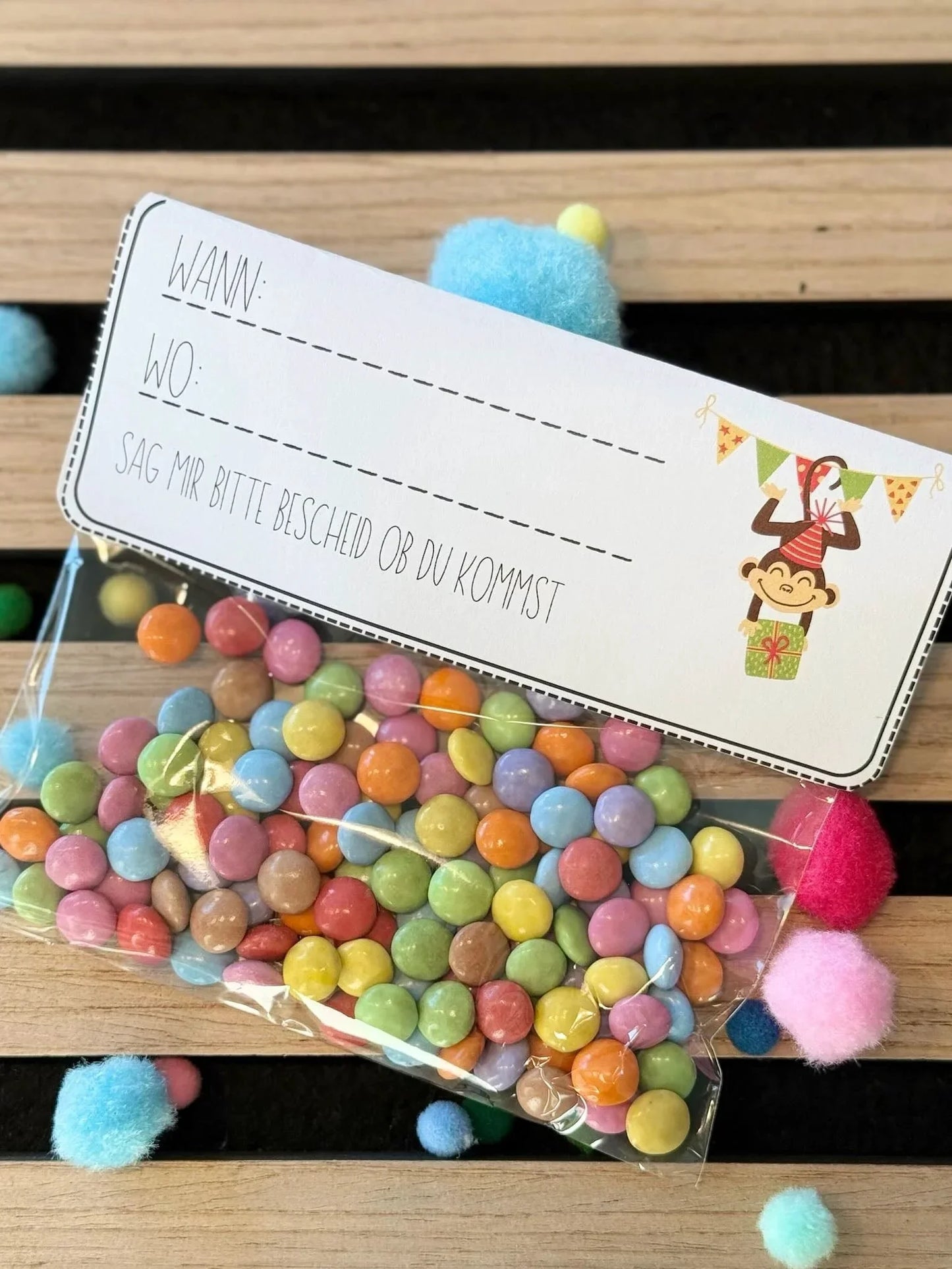 Bunte Smarties-Tüte als Einladung mit Affen-Motiv, ideales personalisiertes Geschenk für Kindergeburtstag von Lieblingsschuppen.de