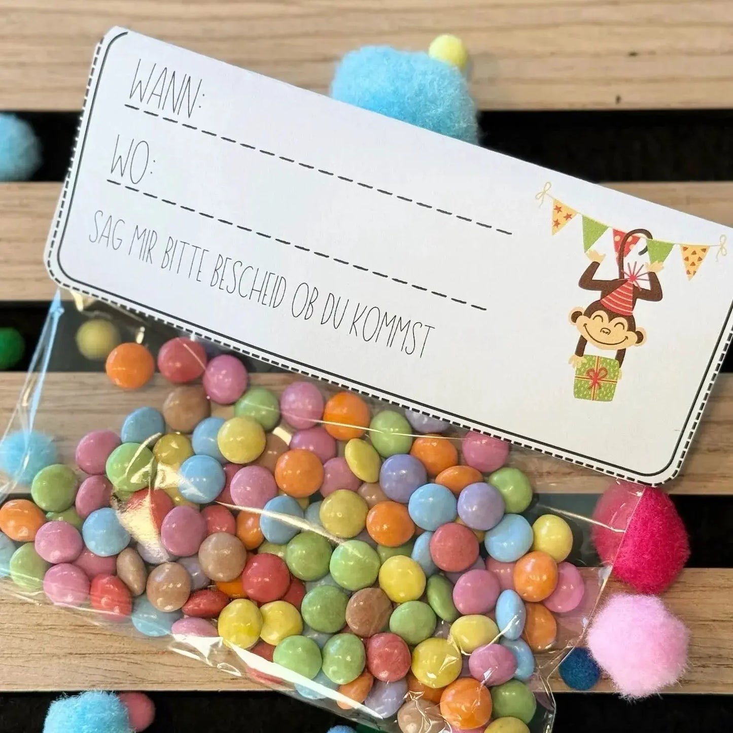 Bunte Smarties-Tüte als Einladung mit Affen-Motiv, ideales personalisiertes Geschenk für Kindergeburtstag von Lieblingsschuppen.de