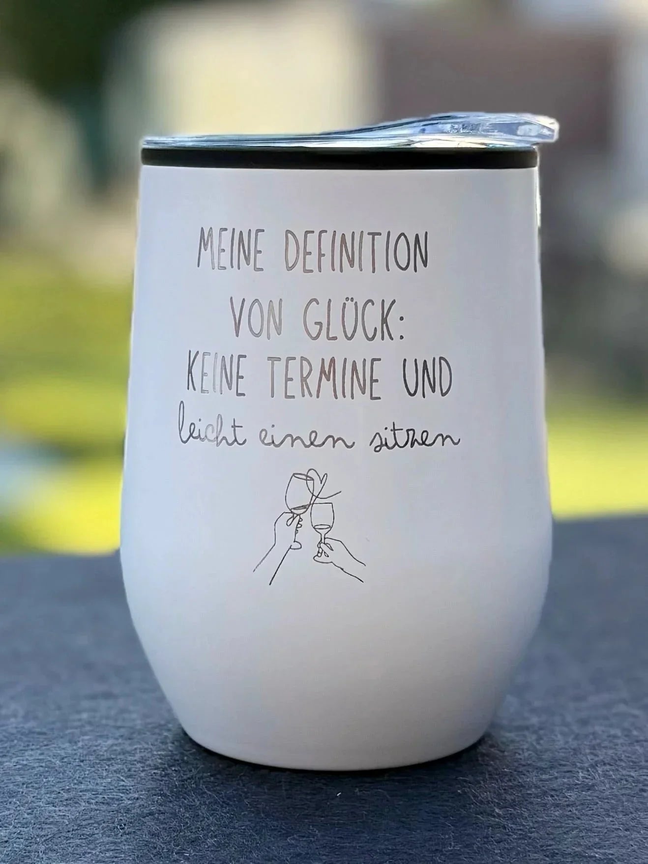 Weißer Becher mit Spruch und Gravur, personalisiertes Geschenk von Lieblingsschuppen.de