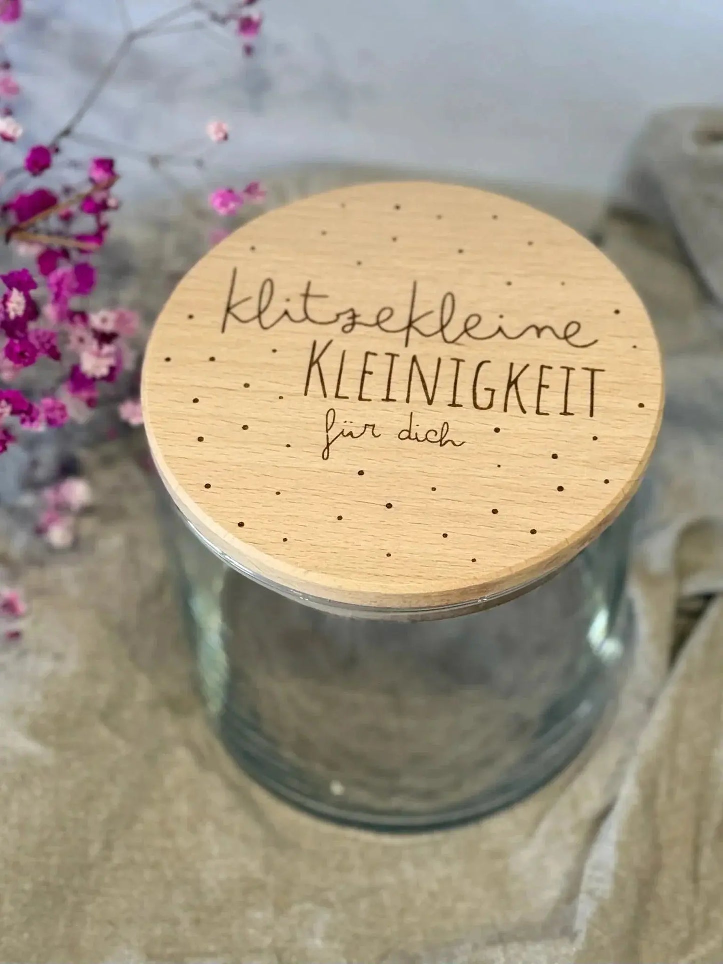 Personalisierbares Glas mit Holzdeckel Gravur 'klitzekleine Kleinigkeit für dich', Geschenkidee von Lieblingsschuppen.de