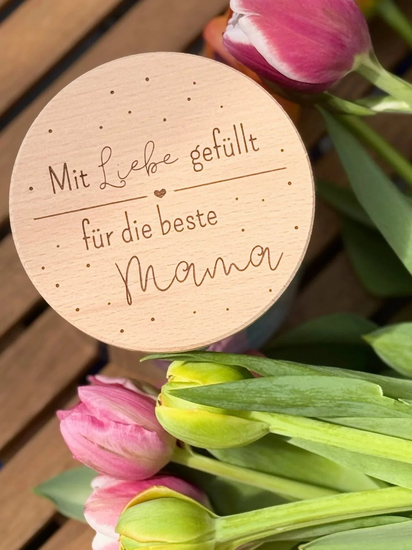 Personalisierte Holzbox mit Gravur 'Mit Liebe gefüllt für die beste Mama' und rosa Tulpen
