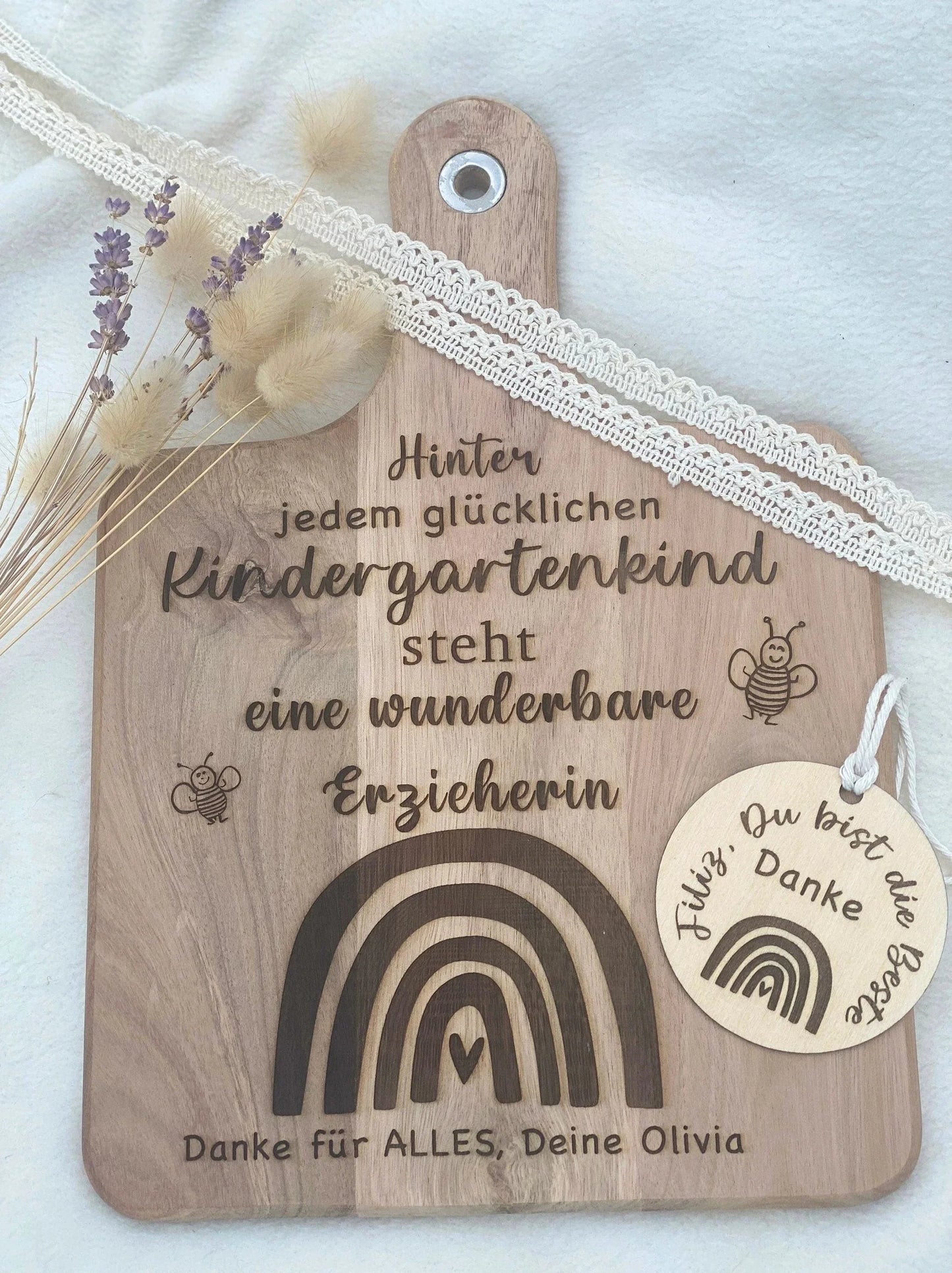 Personalisierte gravierte Holz-Schneidebrett Geschenk für Erzieherin mit Regenbogen, Trockenblumen und Danke-Anhänger, Lieblingsschuppen.de