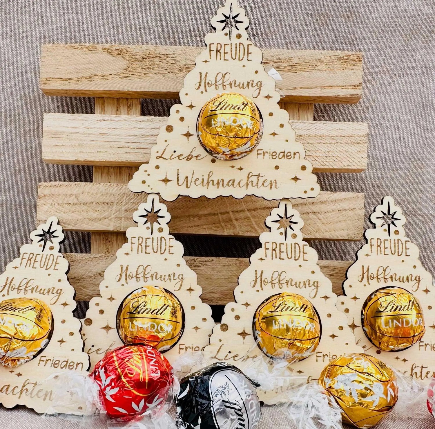 Holz Weihnachtsbaum-Deko mit Lindt Schokolade, personalisiert, Geschenk von Lieblingsschuppen.de