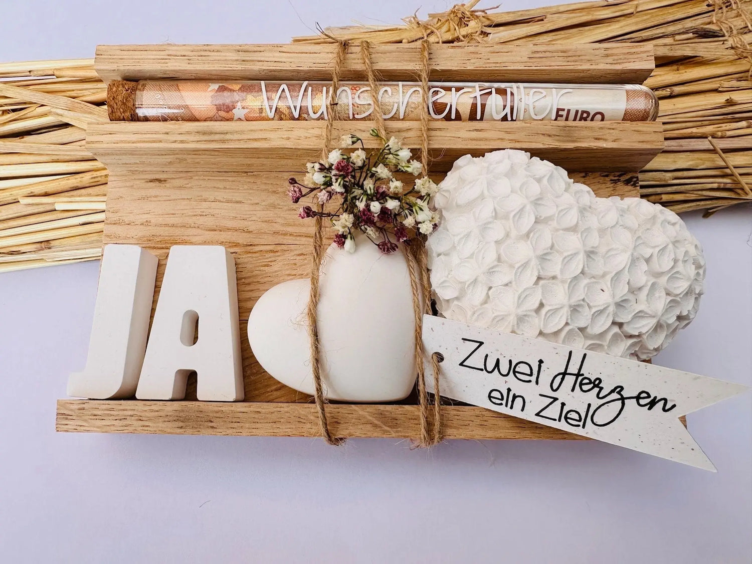 Personalisierte Holz-Deko mit JA Buchstaben, zwei Herzen, Trockenblumen und Wunschzettel, ideal als Hochzeitsgeschenk von Lieblingsschuppen.de