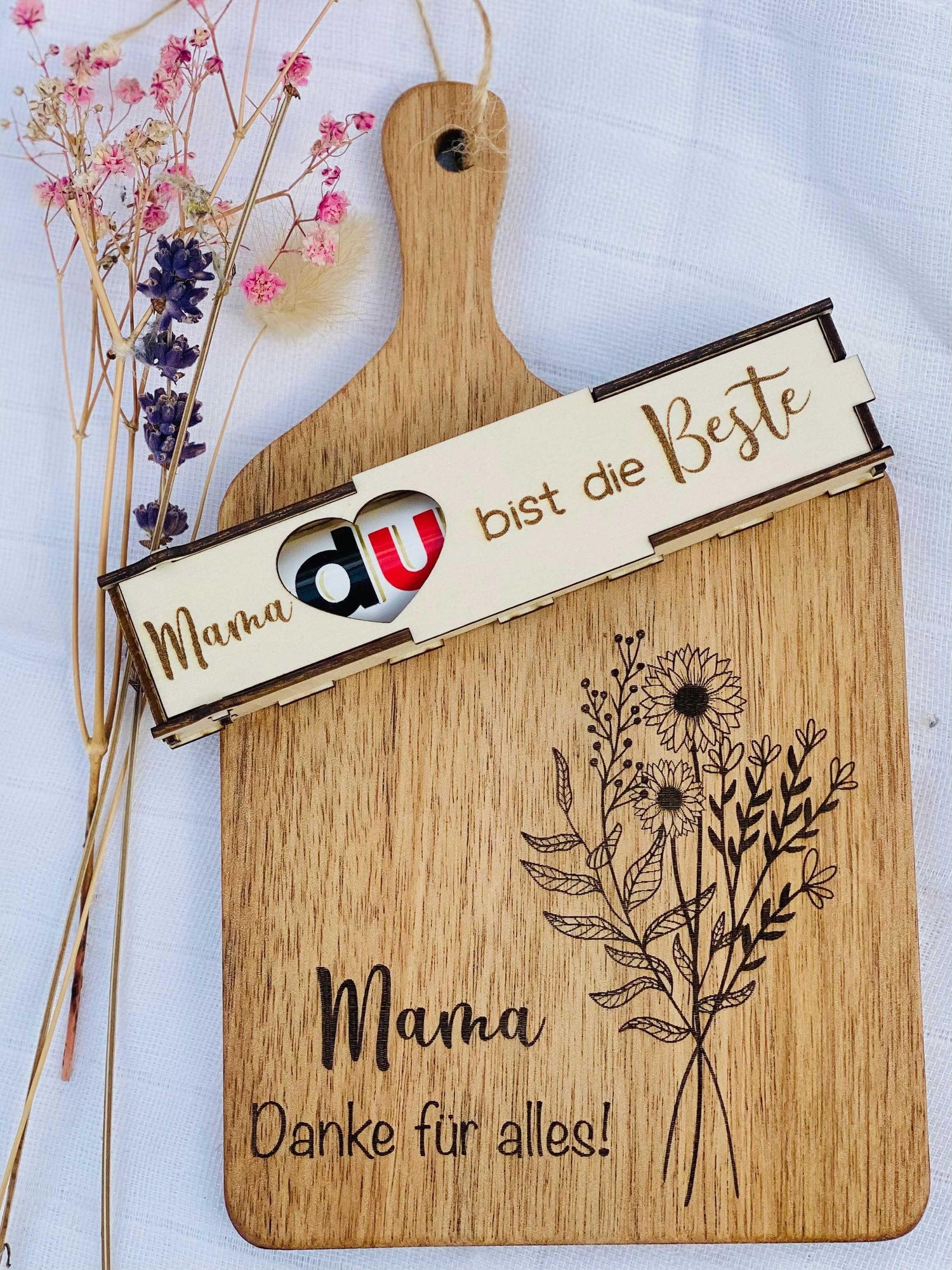 Personalisiertes Holzbrett Mama Danke mit Gravur, Trockenblumen und Geschenkbox – Lieblingsschuppen.de