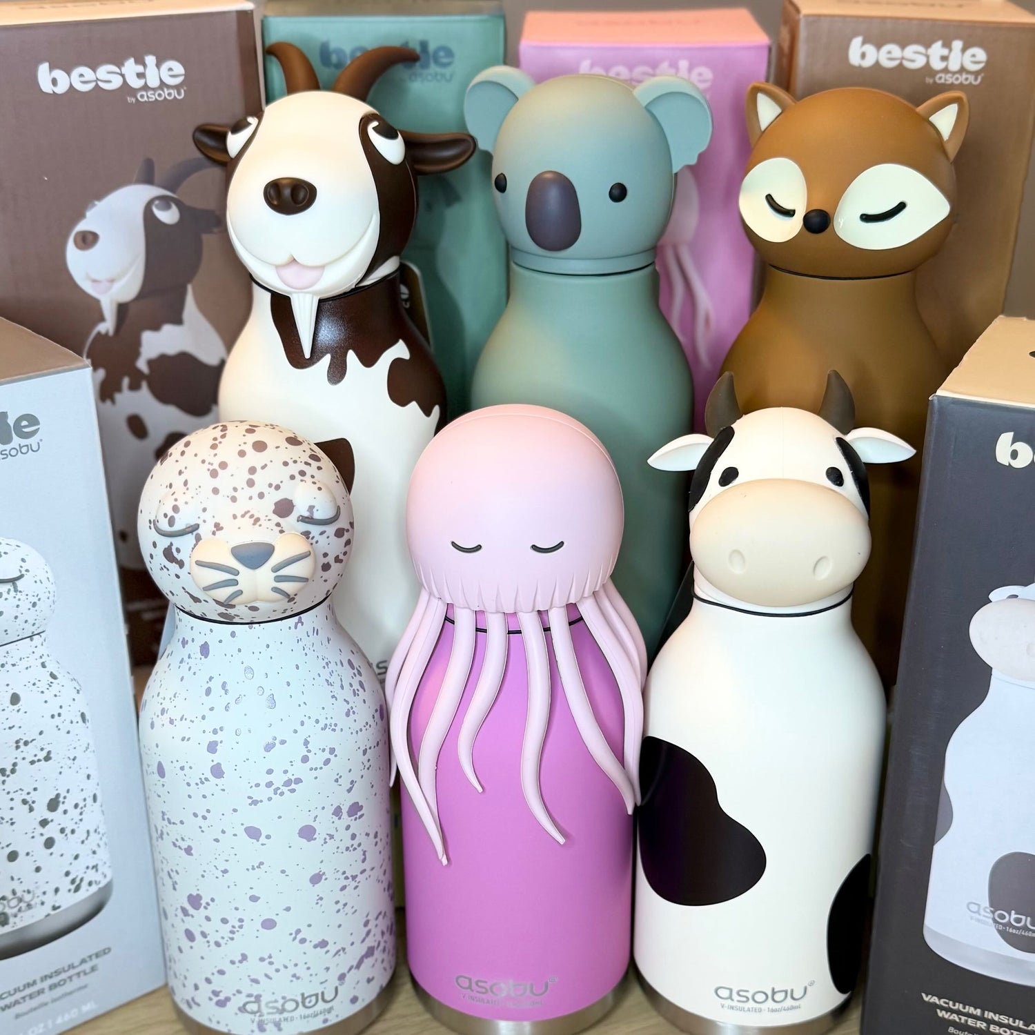 Bunte Tier-Trinkflaschen und Becher mit niedlichen Motiven, perfekte personalisierte Geschenkideen von Lieblingsschuppen.de