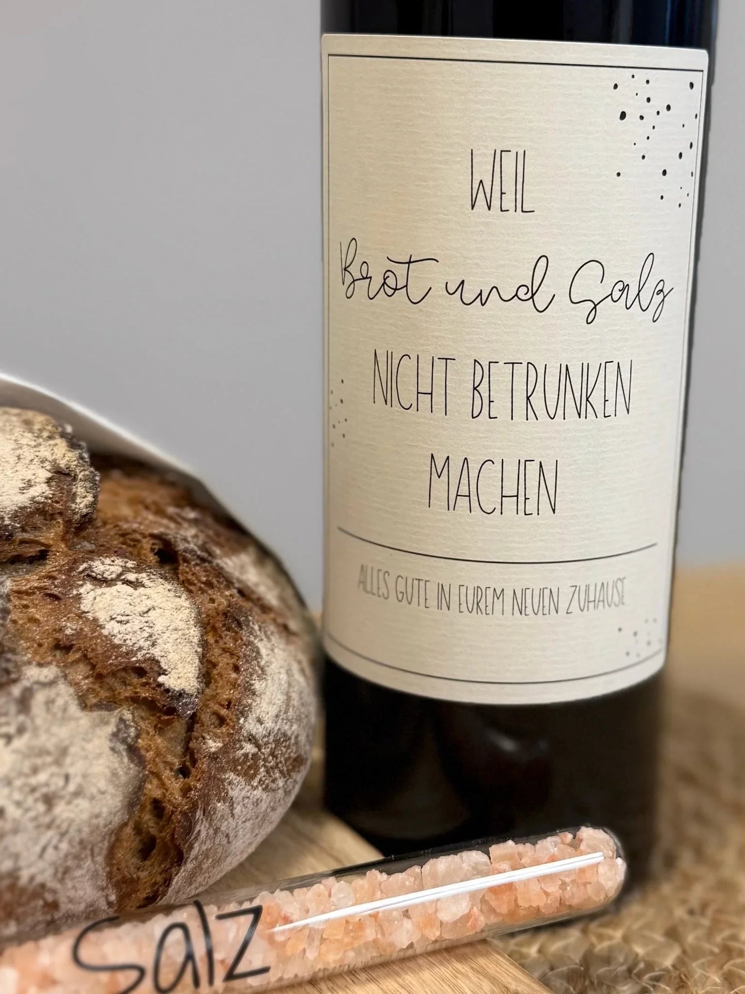 Geschenkset mit Brot, Salz im Gläschen und personalisierter Weinflasche für Einzug