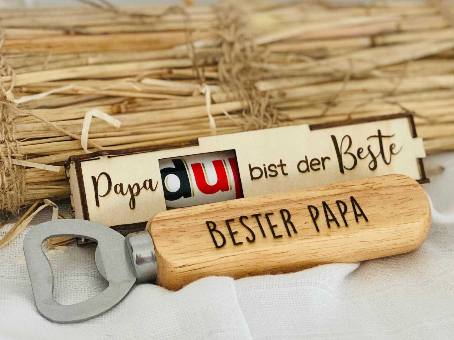 Personalisierter Flaschenöffner mit Holzgriff "Bester Papa" und graviertem Schild, Geschenkidee von Lieblingsschuppen.de