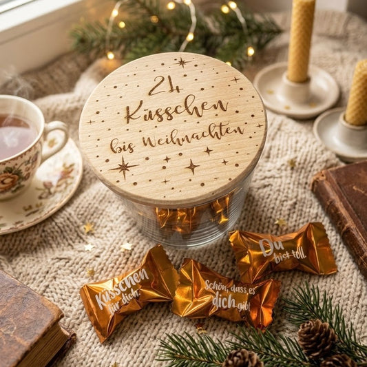 Graviertes Glas mit Holzdeckel, Aufschrift '24 Küsschen bis Weihnachten', ideal für selbstbefüllte Adventskalender