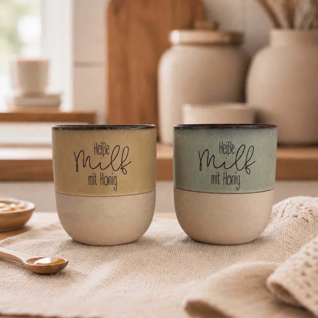 Heiße milf mit Honig Keramikbecher in Beige-Braun und Blau-Grau