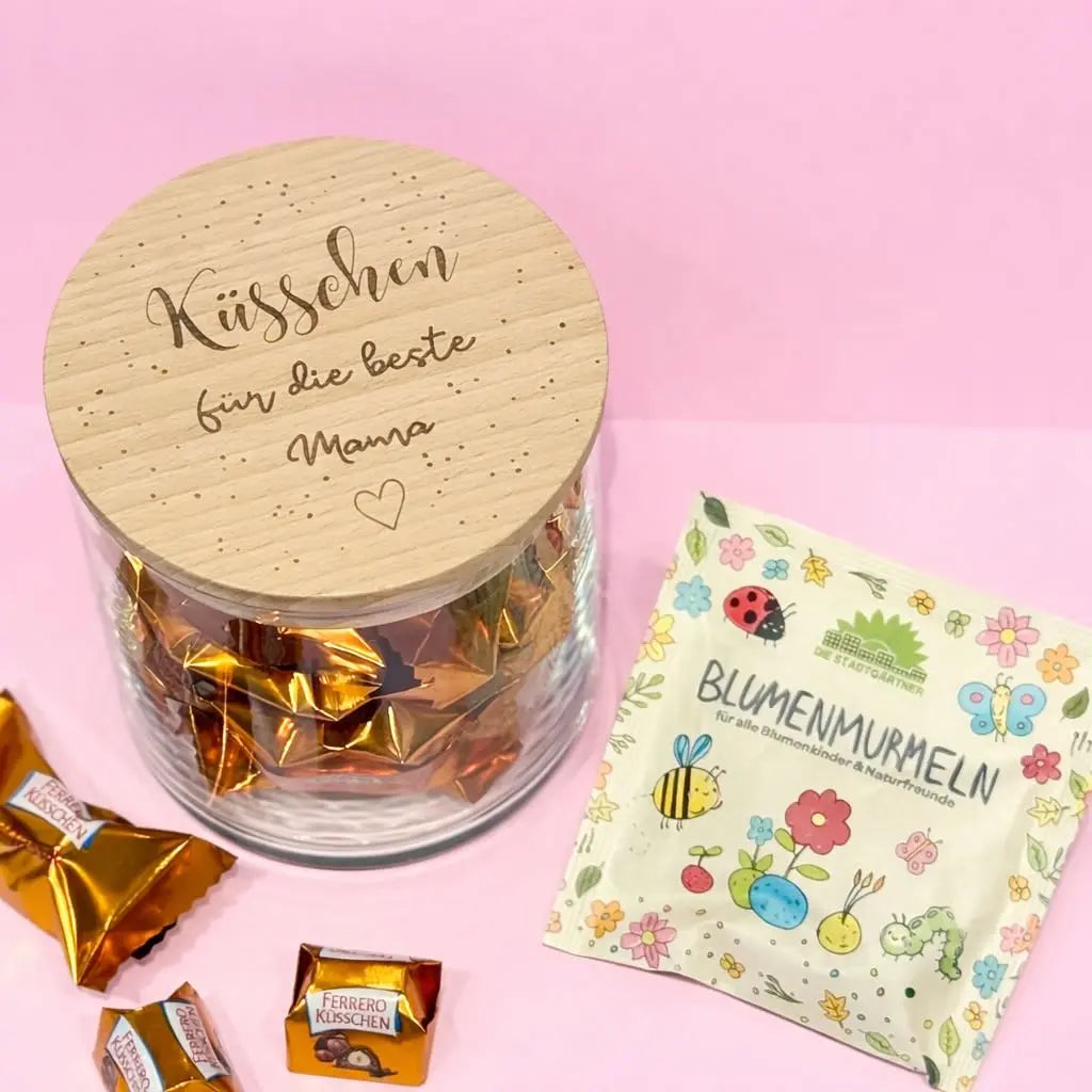 Küsschen für die beste Mama – Glas mit graviertem Holzdeckel Lieblingsschuppen.de