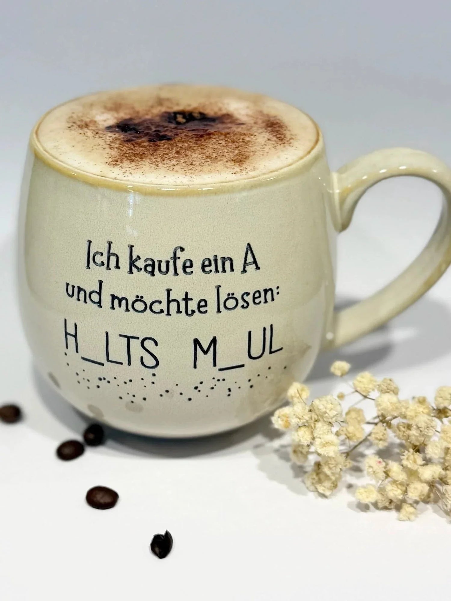 Personalisierte Kaffeetasse mit Spruch, Cappuccino-Schaum, Kaffeebohnen und Trockenblumen, Lieblingsschuppen.de