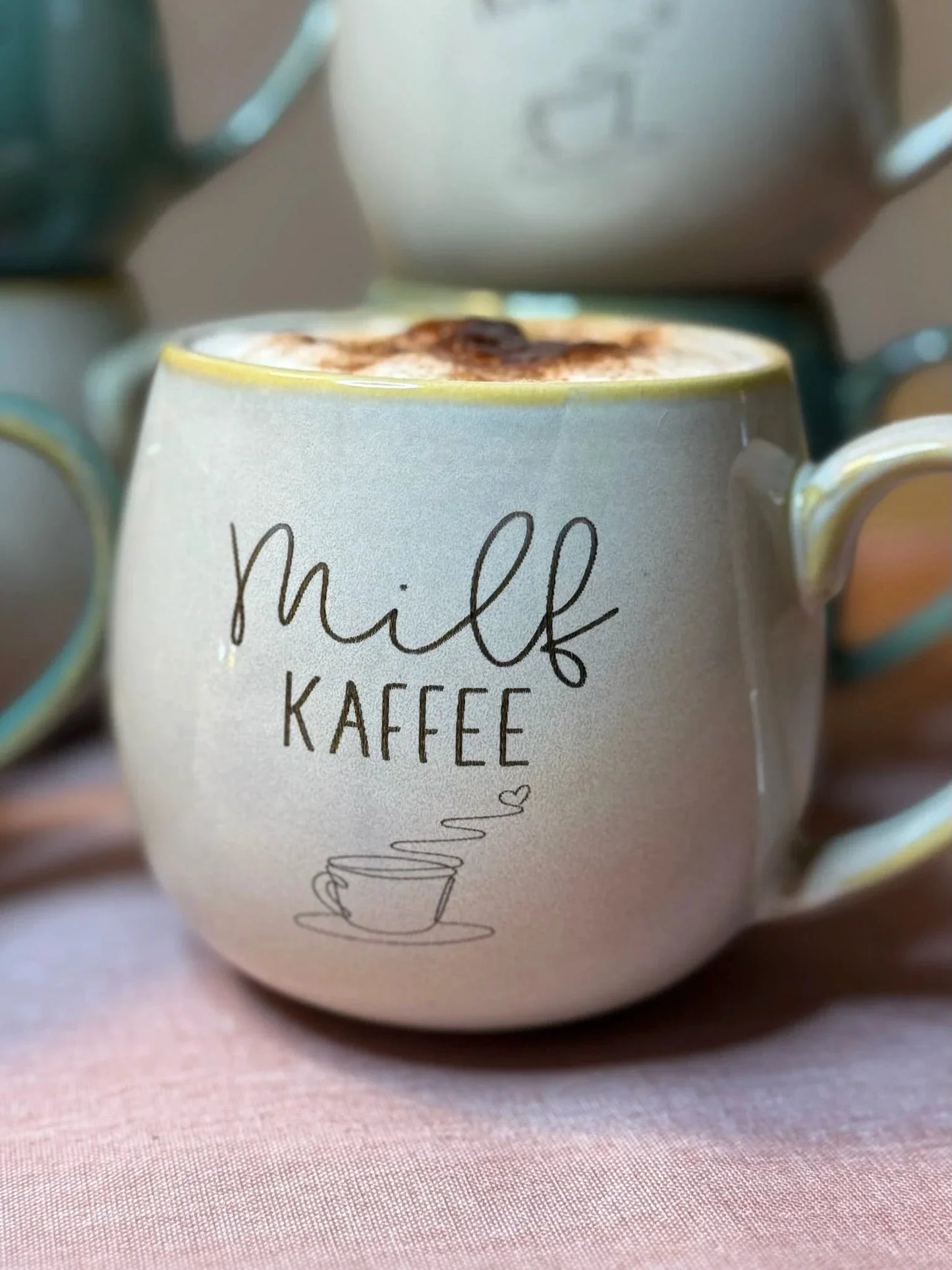 Personalisierte Tasse mit Gravur 'Milf Kaffee' auf Lieblingsschuppen.de, Nahaufnahme