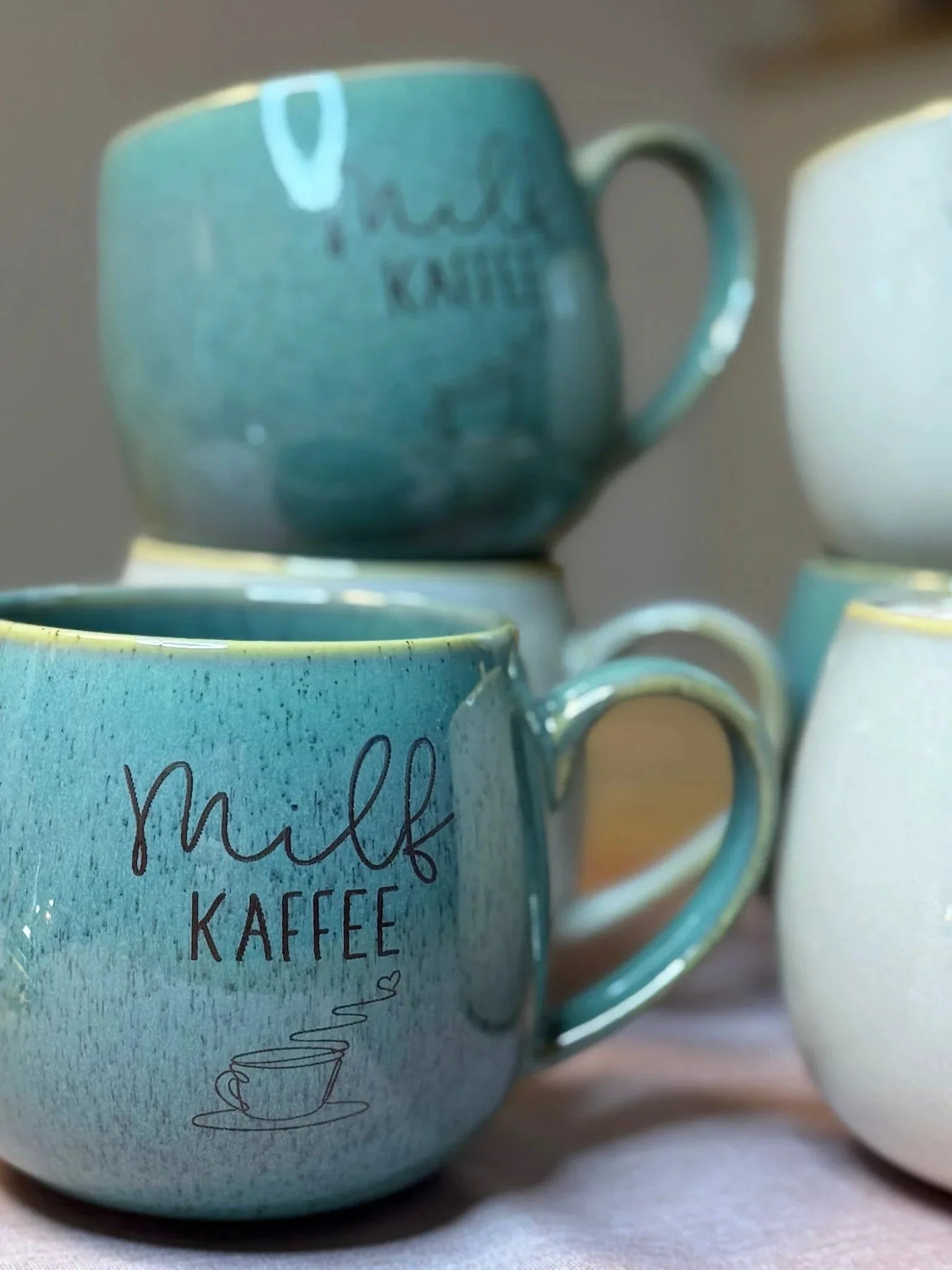 Türkise Keramiktasse mit Aufschrift 'Milf Kaffee', handgefertigtes Geschenk von Lieblingsschuppen.de