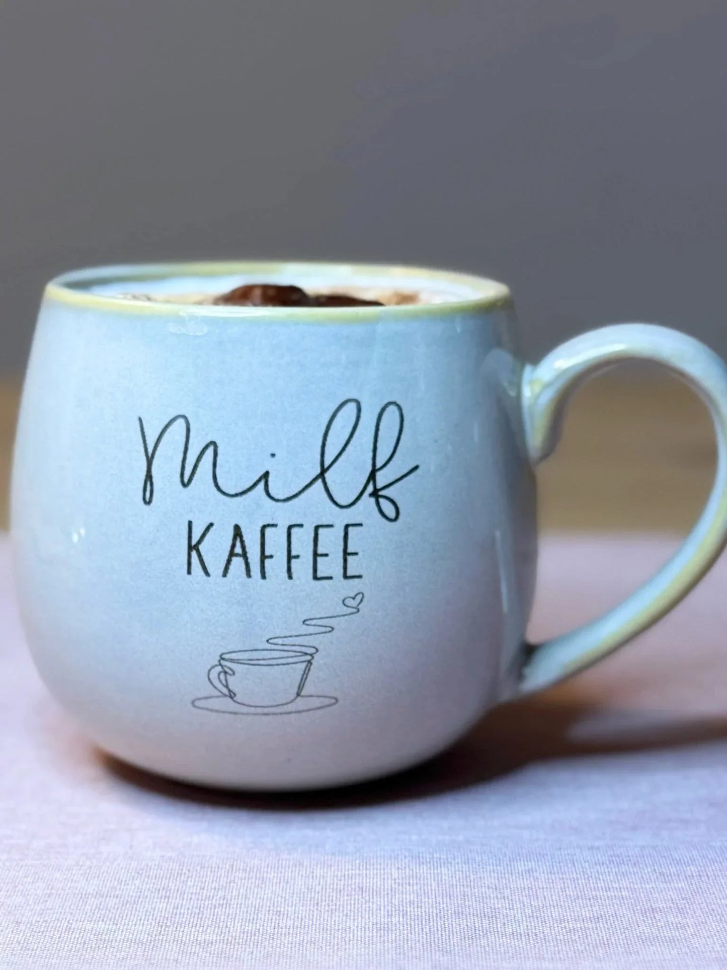Personalisierte Kaffeetasse mit Aufschrift 'milf KAFFEE', Geschenkidee von Lieblingsschuppen.de