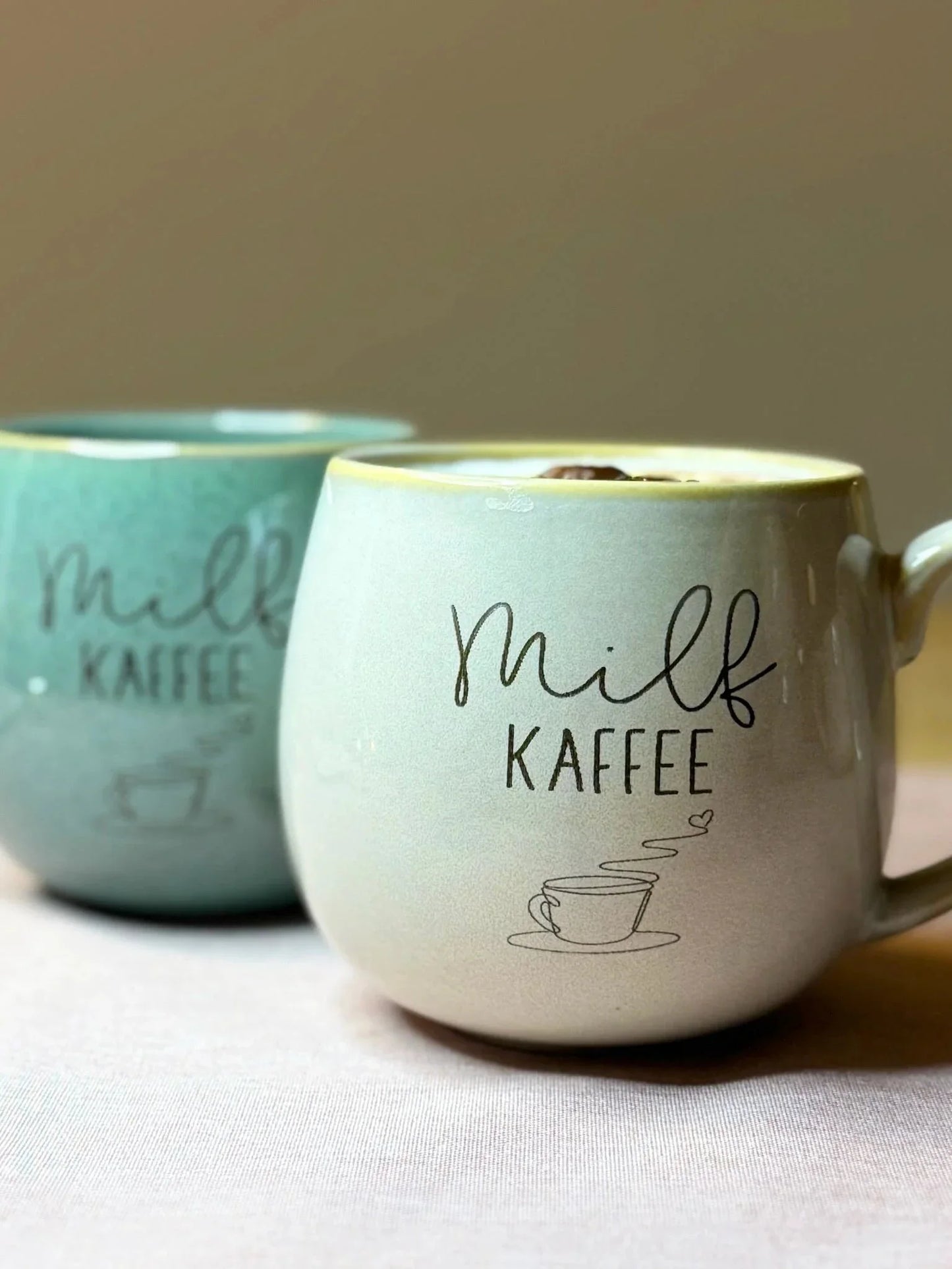 Zwei personalisierte Kaffeetassen mit Aufschrift „Milf Kaffee“ von Lieblingsschuppen.de