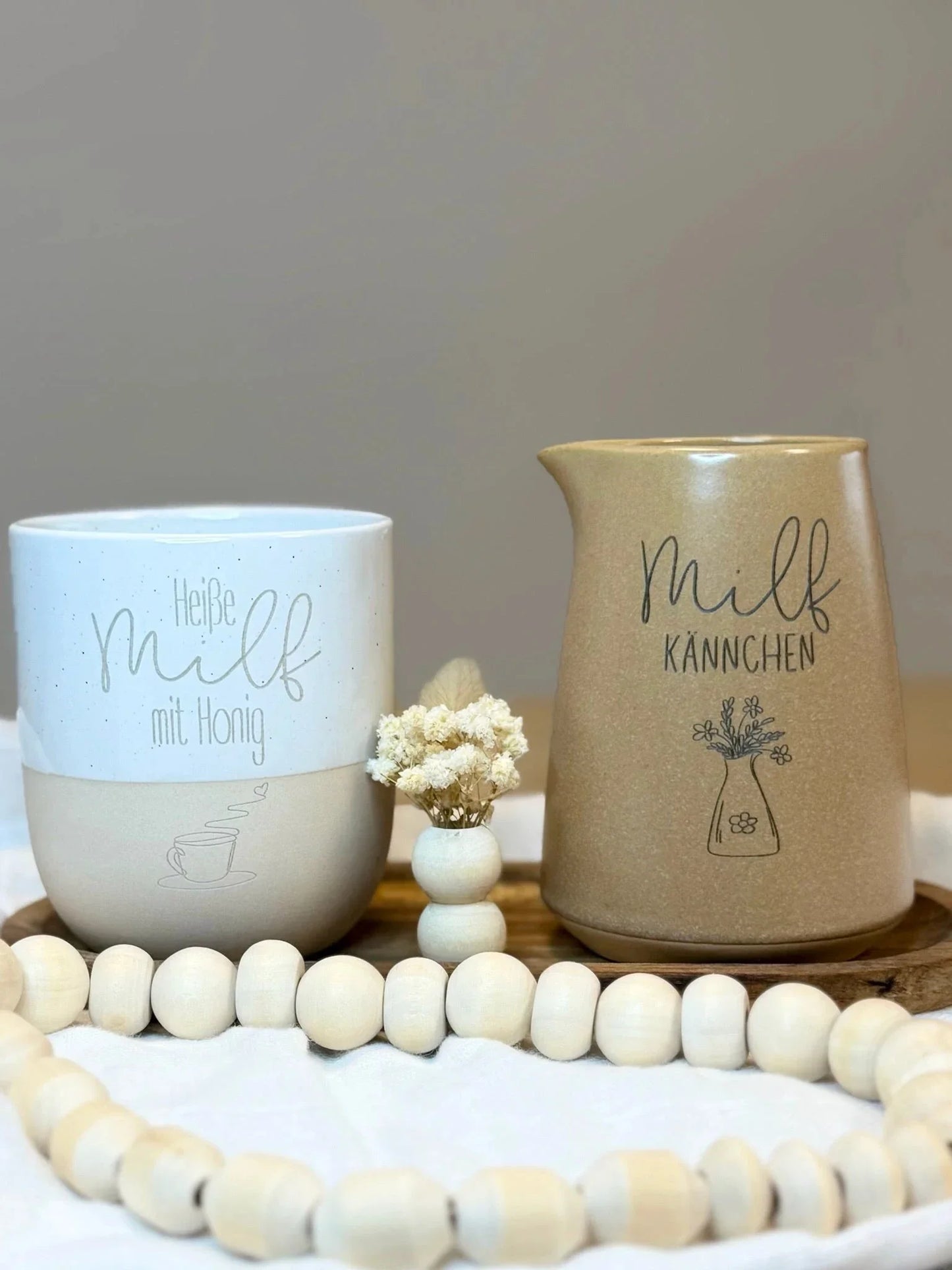 Zwei personalisierte Tassen aus Keramik mit Gravur auf Holztablett, dekorative Perlenkette, Lieblingsschuppen.de Geschenkidee