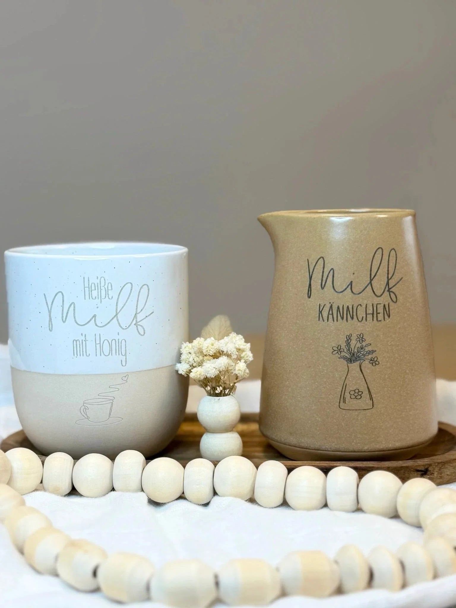 Zwei personalisierte Tassen aus Keramik mit Gravur auf Holztablett, dekorative Perlenkette, Lieblingsschuppen.de Geschenkidee