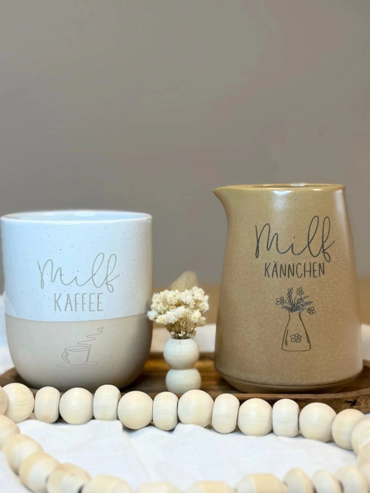 Keramik Tasse Milch Kaffee und Kännchen Milch Kännchen mit Gravur, Deko, auf Tablett