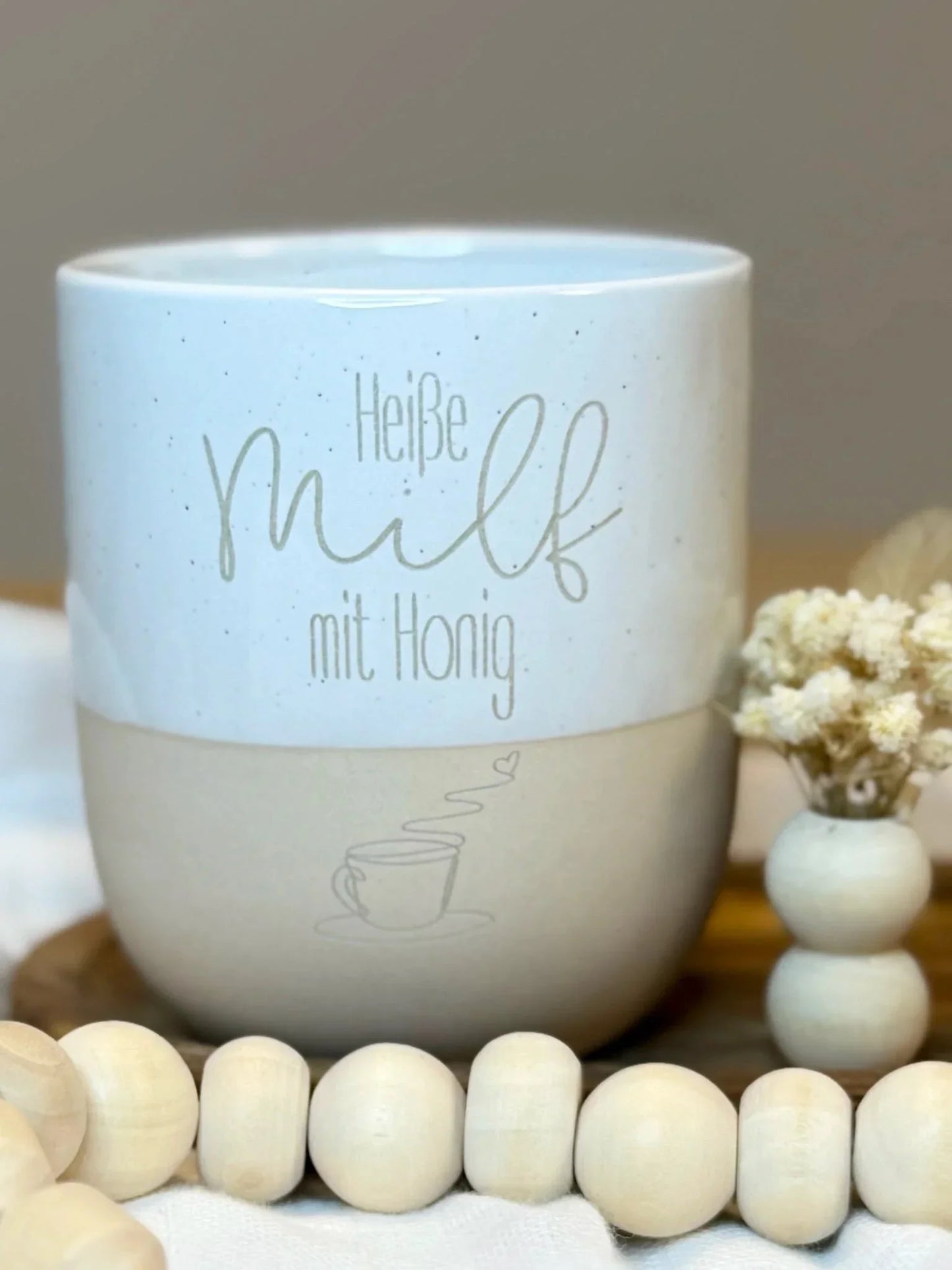 Personalisierte Tasse mit Gravur "Heiße Milch mit Honig" auf Holztablett, Deko, Lieblingsschuppen.de