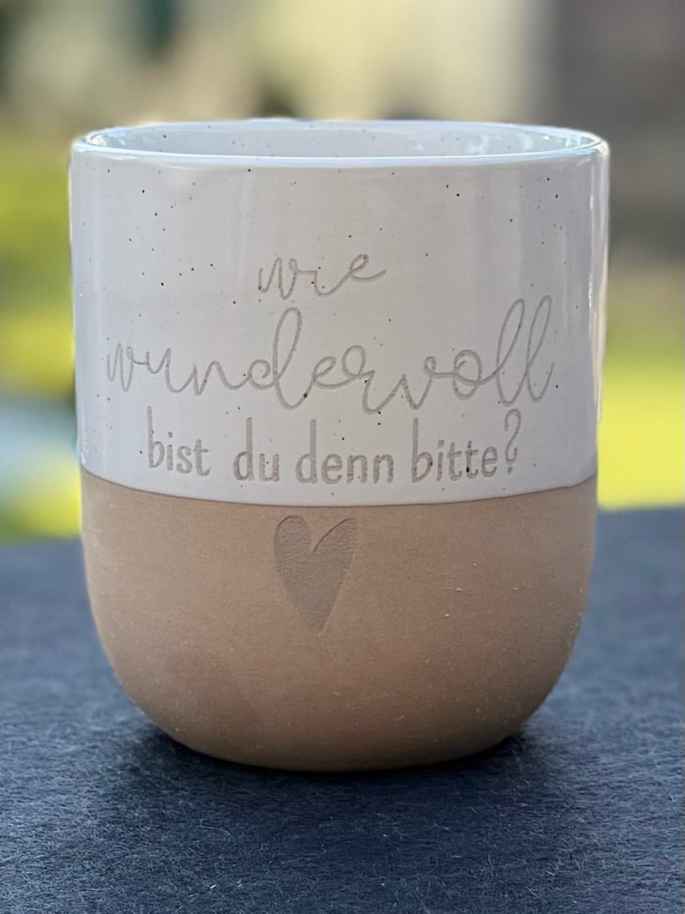 Humorvolle Tassen mit gravierten Sprüchen