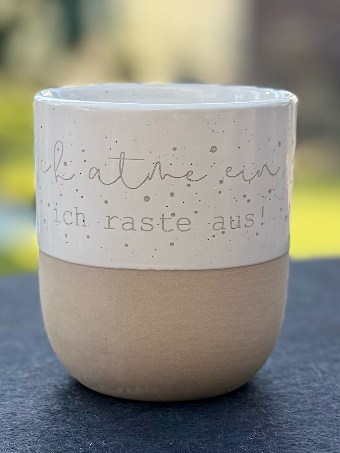 Humorvolle Tassen mit gravierten Sprüchen