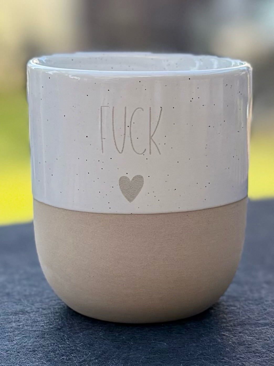 Humorvolle Tassen mit gravierten Sprüchen