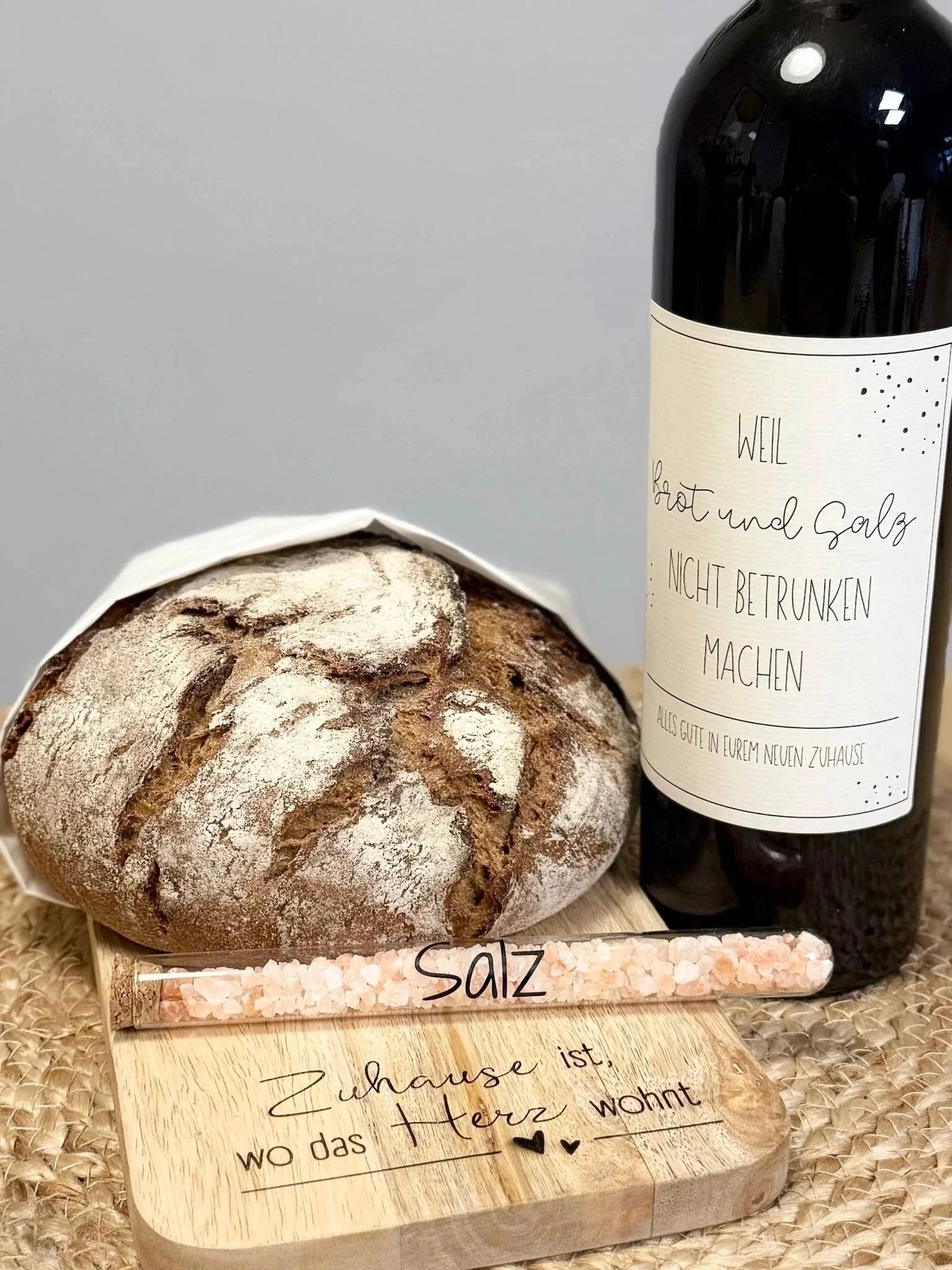 Geschenkset mit Brot, Salzröhrchen, Weinflasche und graviertem Holzbrett von Lieblingsschuppen.de