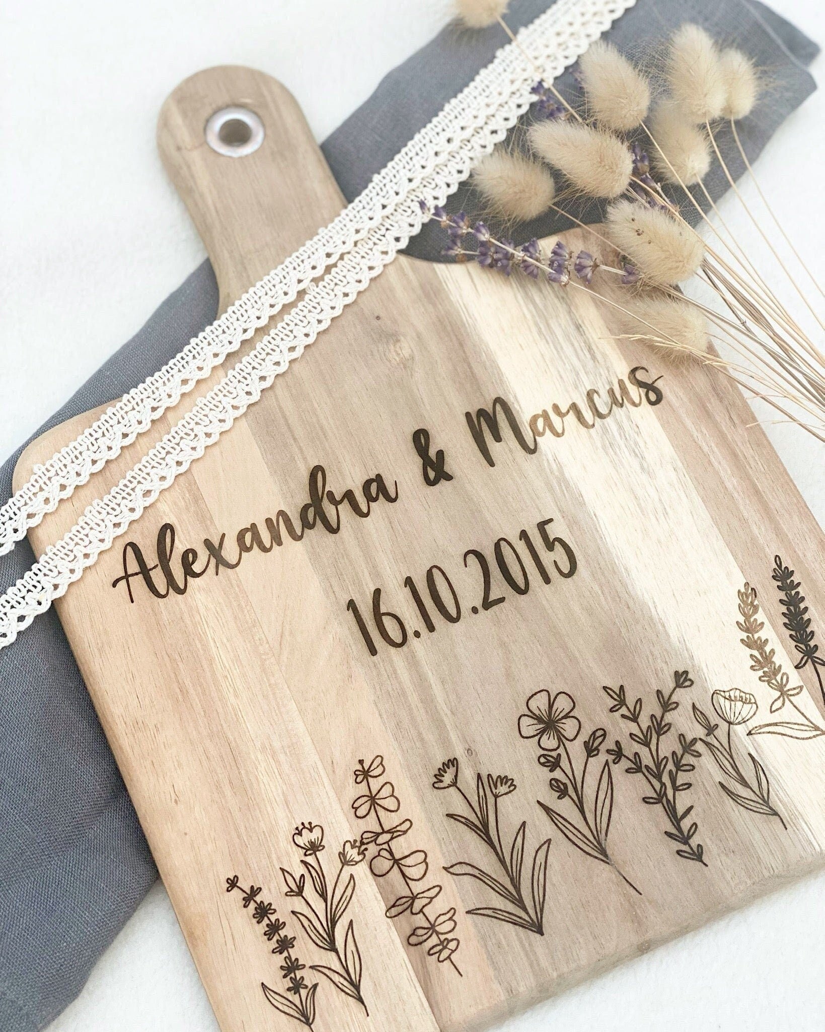 Hochzeitsgeschenk | Gravurschneidebrett | Jahrestag | personalisiert | Brotzeitbrett | personalisiertes Schneidebrett