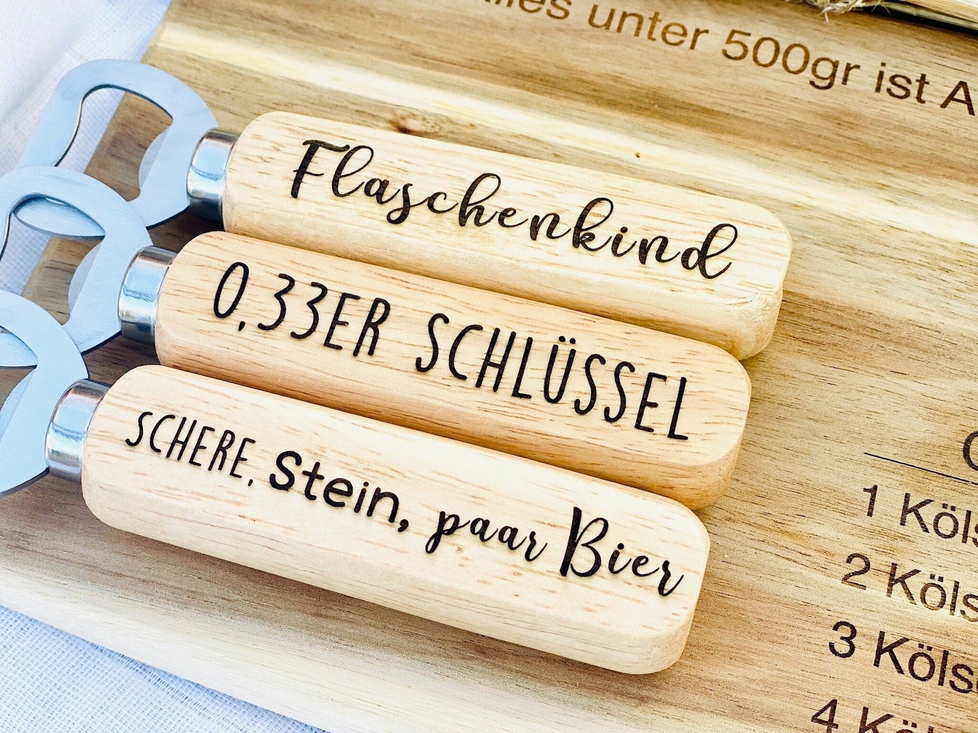 Holz Flaschenöffner personalisiert mit Gravur - Bierflaschenöffner als perfekte Geschenkidee für Papa, Mann, Freund & Opa