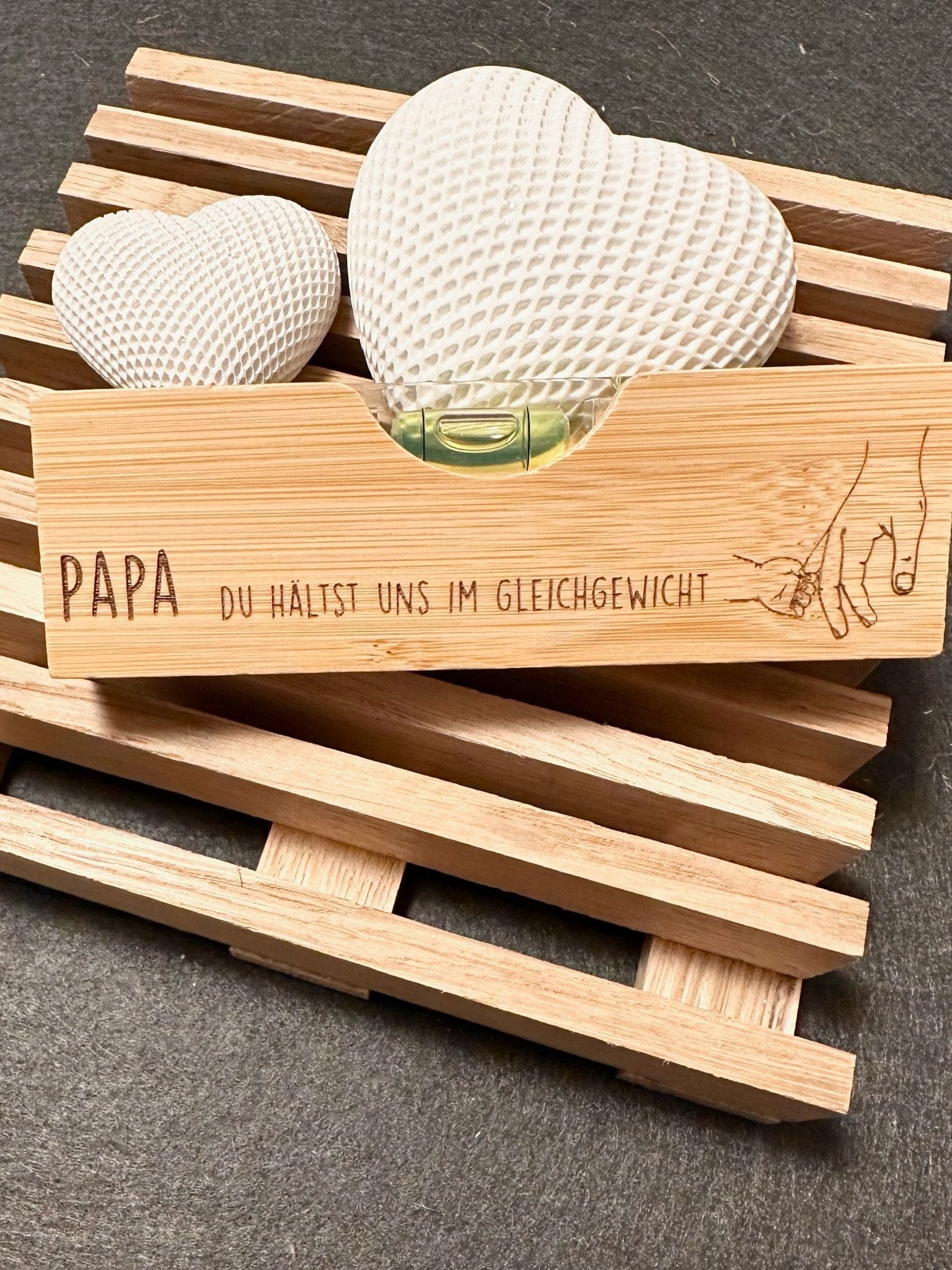 Personalisierte Wasserwaage mit Flaschenöffner für besondere Anlässe