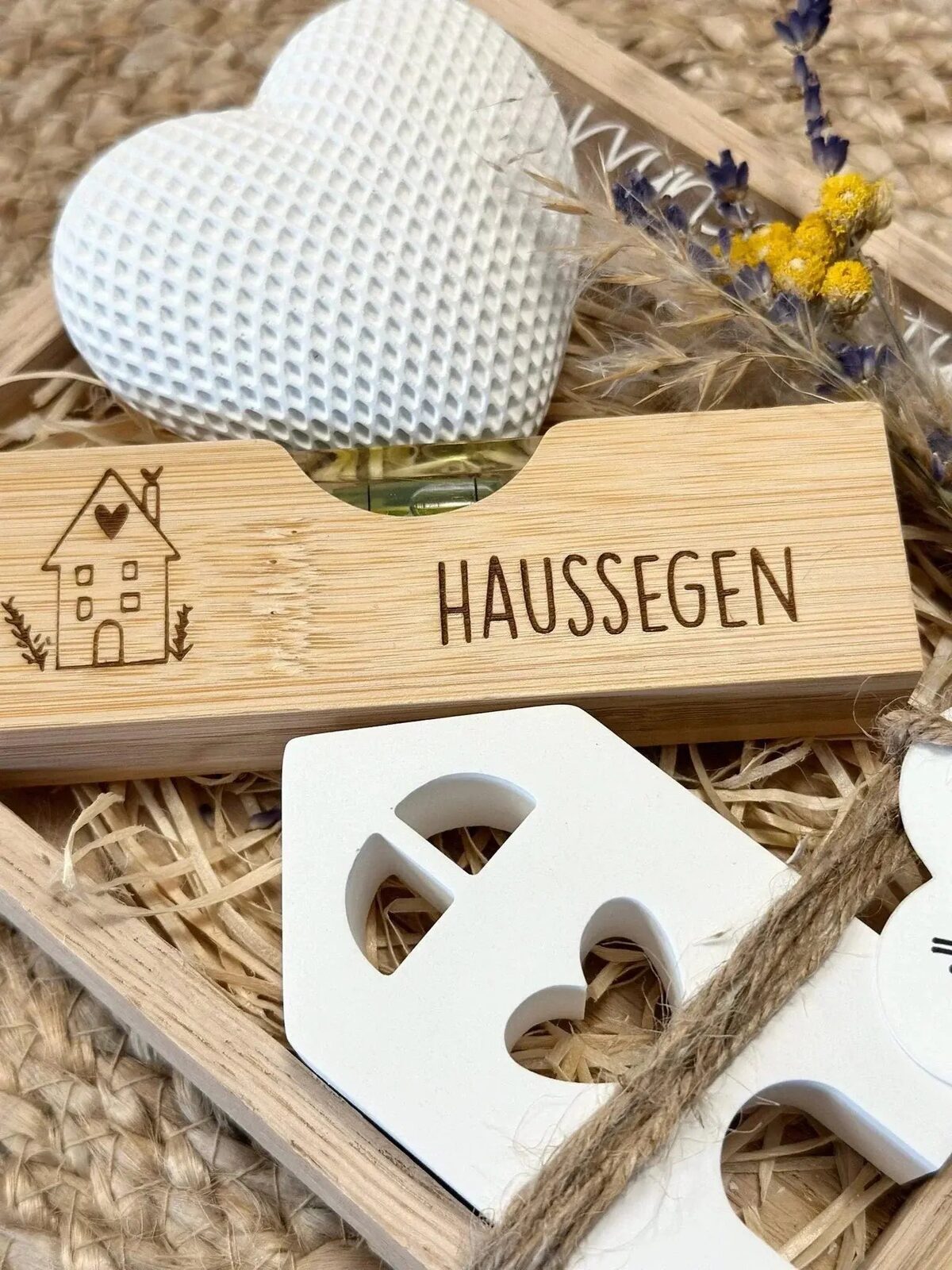 Geschenkset mit personalisiertem Haussegen aus Holz, weißem Herz und Trockenblumen auf Lieblingsschuppen.de