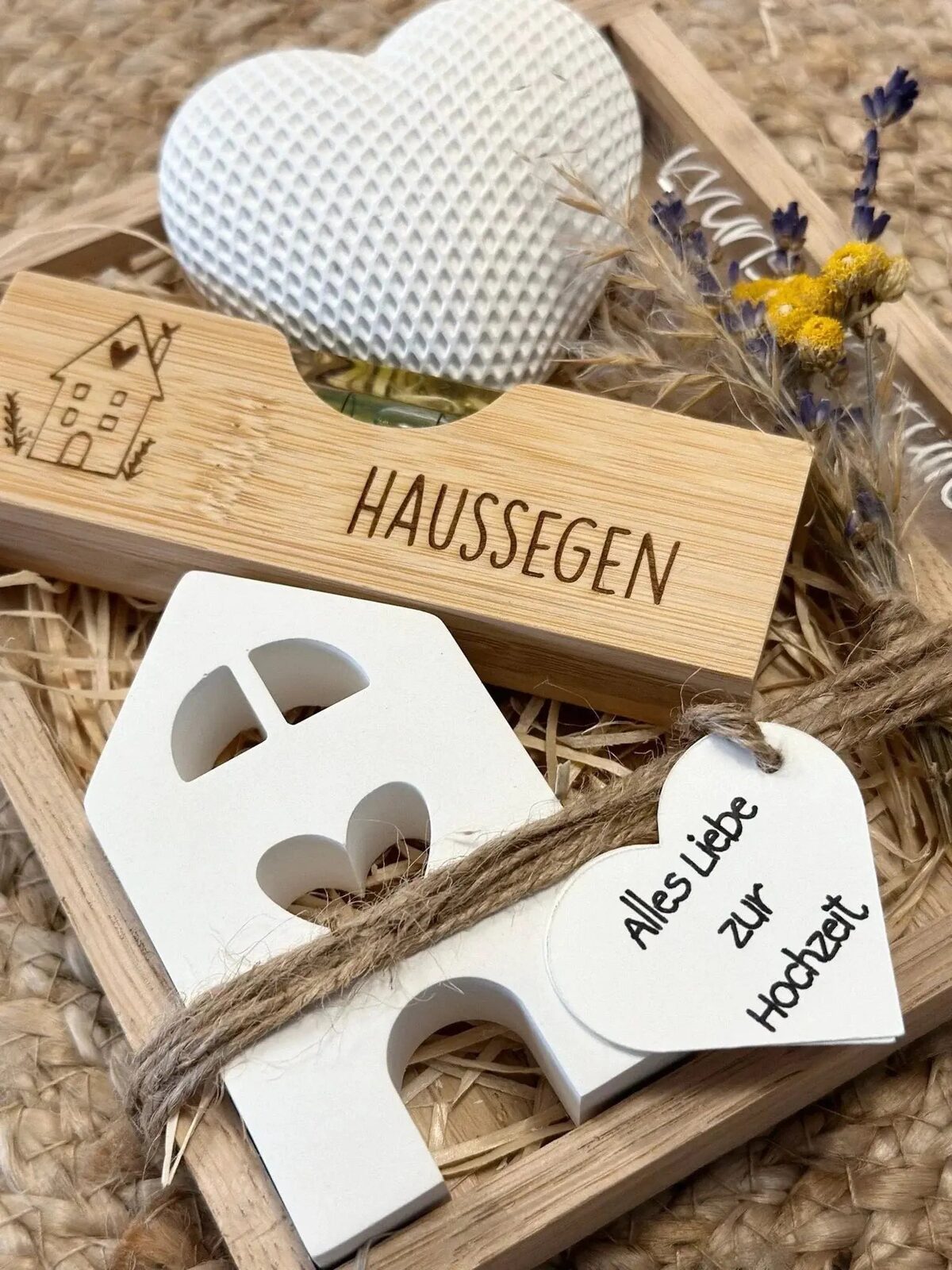 Personalisierte Hochzeitsgeschenk-Box mit Herzdeko, Trockenblumen, Holzgravur 'Haussegen'.