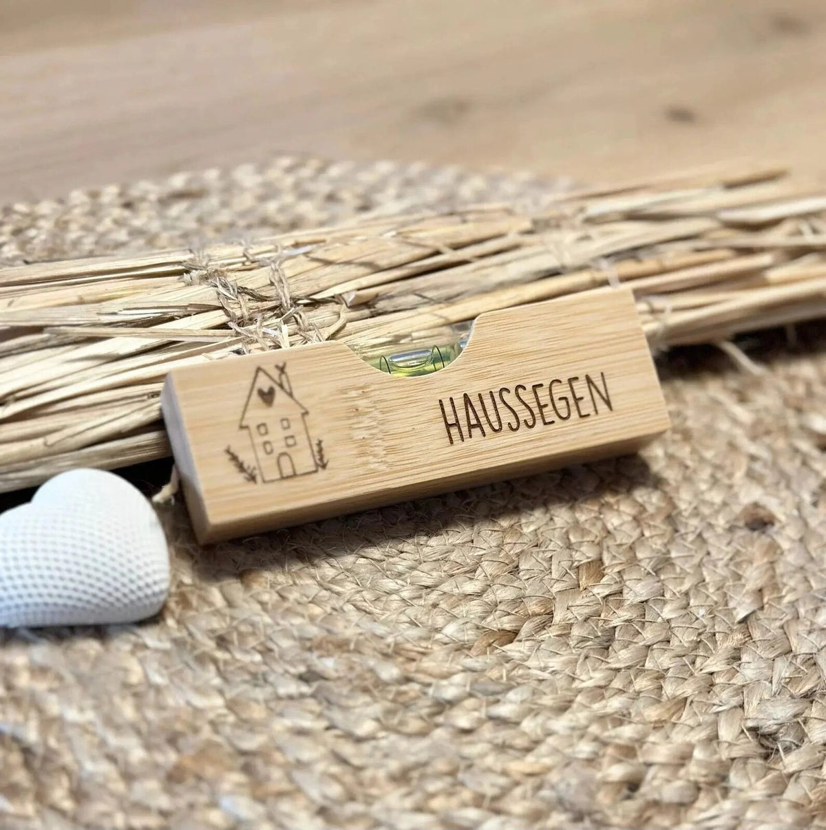 Personalisierte Wasserwaage aus Holz mit Gravur 'Haussegen', Geschenkidee von Lieblingsschuppen.de