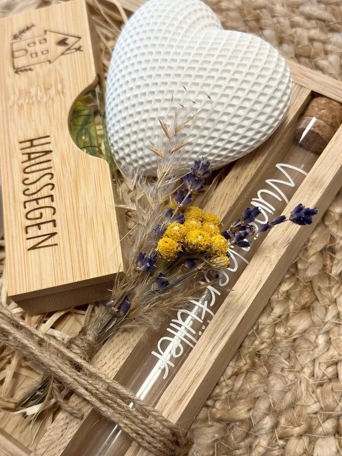 Geschenkset mit gravierter Holzbox 'Haussegen', weißem Herz, Trockenblumen und Glasröhre, personalisiertes Geschenk von Lieblingsschuppen.de