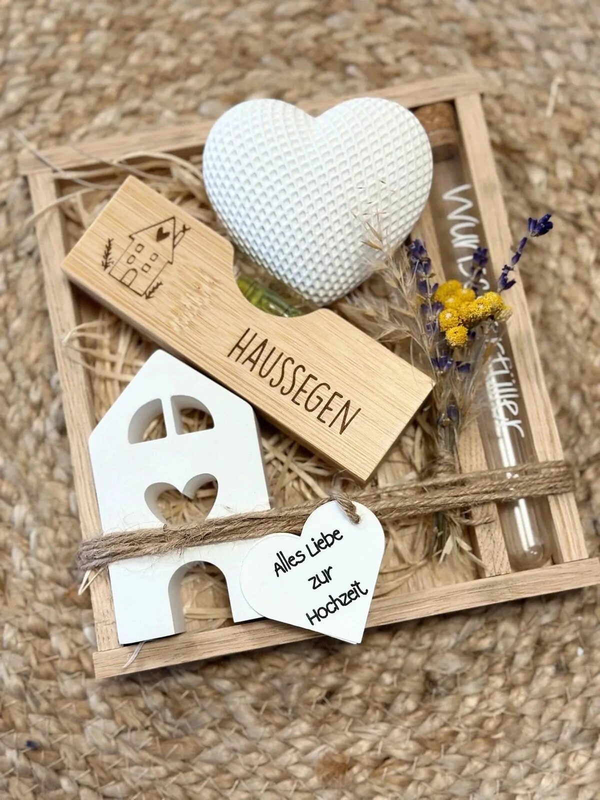 Geschenkset Hochzeit mit Herzdeko, Gravur 'Haussegen', Trockenblumen und Hochzeitsschild, Lieblingsschuppen.de