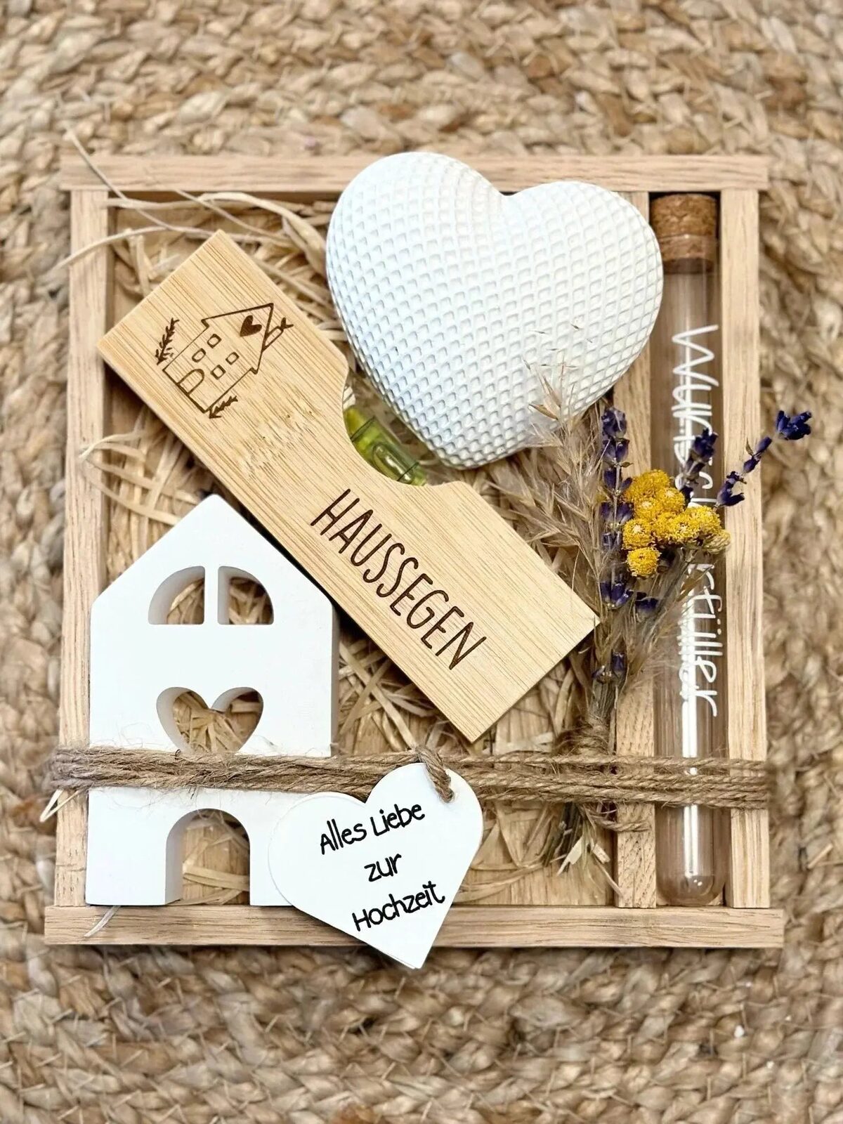 Geschenkbox Hochzeit mit Herz, Haus, Trockenblumen, Gravur Haussegen, Lieblingsschuppen.de