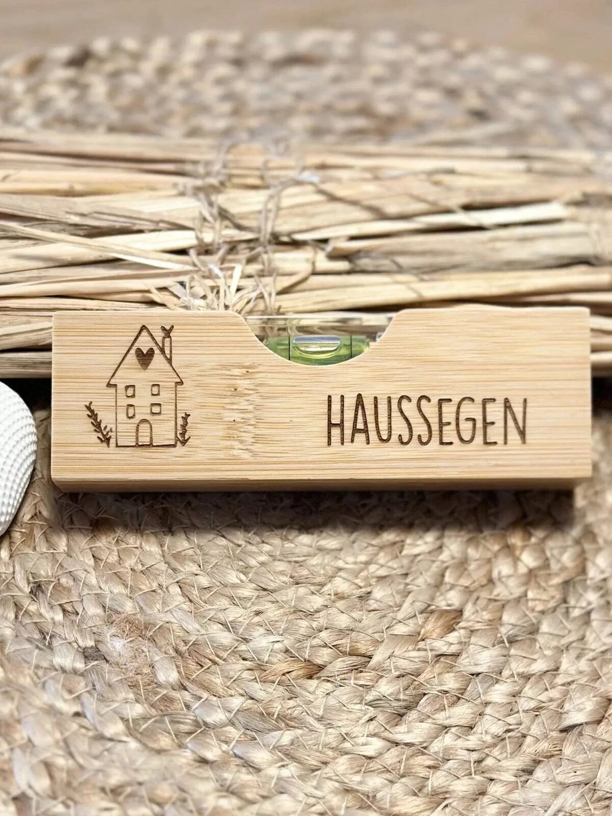 Personalisierte Wasserwaage aus Holz mit Hausgravur und Schriftzug 'Haussegen', Geschenk von Lieblingsschuppen.de